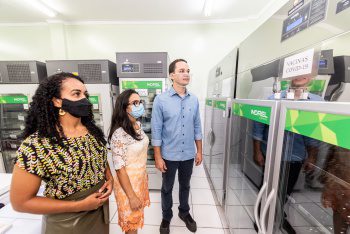 Pazolini e capitã Estefane visitam servidores da Saúde