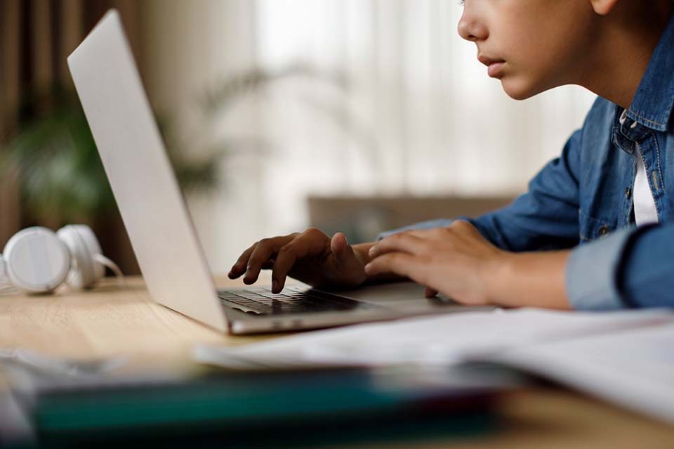 Volta às aulas na rede municipal de Vitória retorna no formato online nessa segunda (22)