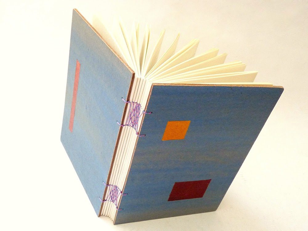 Oficina de livros artesanais é realizada em Vitória