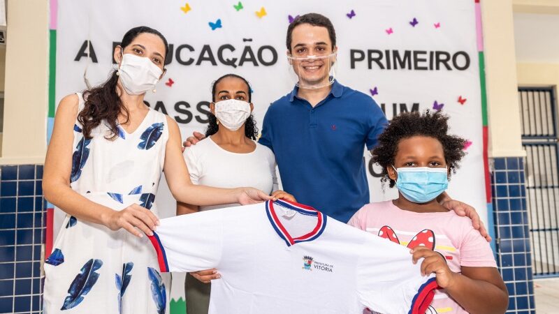 Prefeitura de Vitória realiza entrega de novos uniformes para aulas presenciais