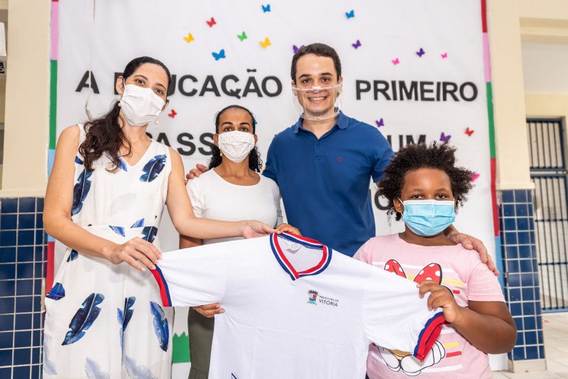 Prefeitura de Vitória realiza entrega de novos uniformes para aulas presenciais