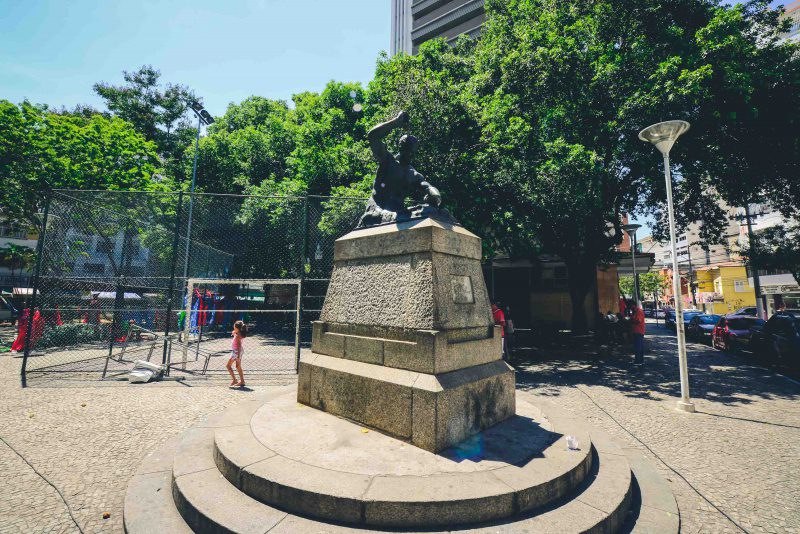 Centro: central de serviços realiza manutenção na praça Ubaldo Ramalhete