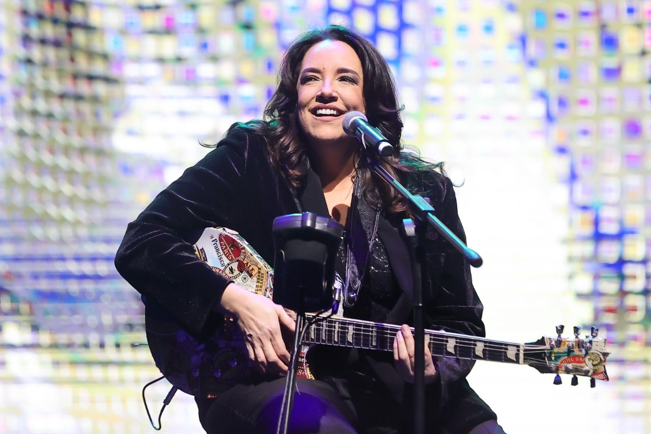 Ana Carolina desembarca em Vitória para cantar seus maiores sucessos em novembro