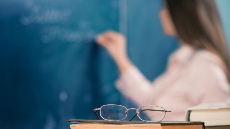 Prefeitura de Vitória poderá beneficiar profissional da Educação com até um salário e meio a mais