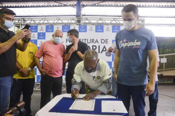 Prefeitura de Vitória entrega mais 186 títulos de propriedade em Vitória