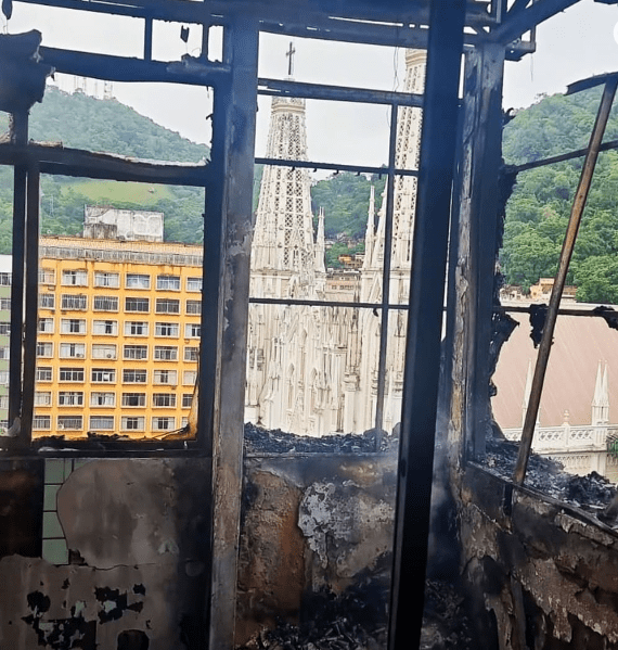 Sistema hidráulico de prédio no Centro de Vitória não funcionou, diz Corpo de Bombeiros