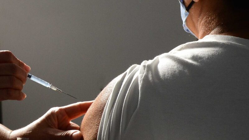 Vitória abre 15.500 vagas para aplicação da dose de reforço contra Covid-19 em adultos