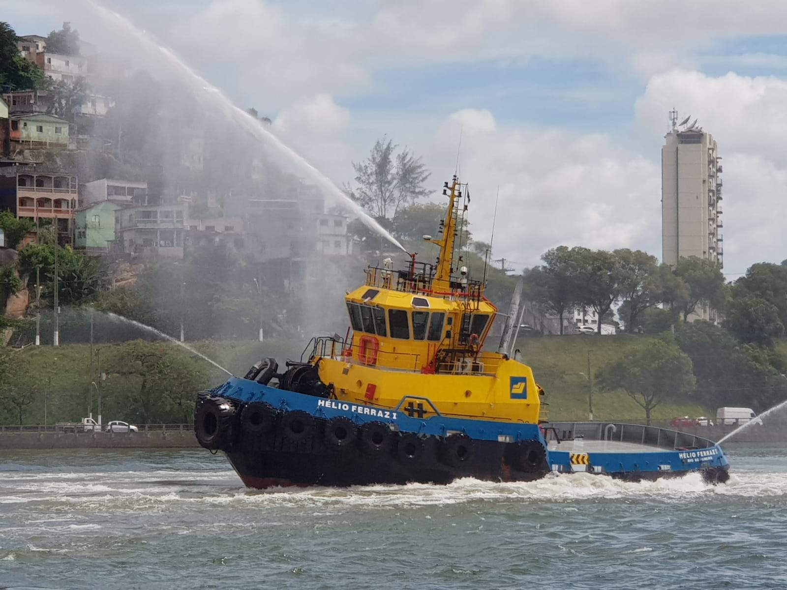Navios fazem apitaço após recorde do século em movimentação de carga