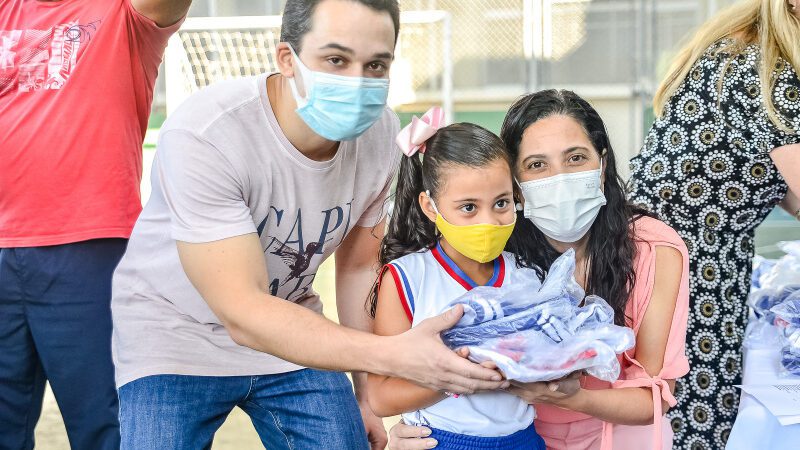 Educação inicia entrega de uniformes a crianças e estudantes da rede de ensino
