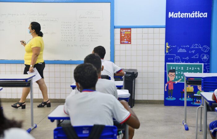 Mais 183 servidores da rede municipal de ensino serão beneficiados com a progressão de carreiras