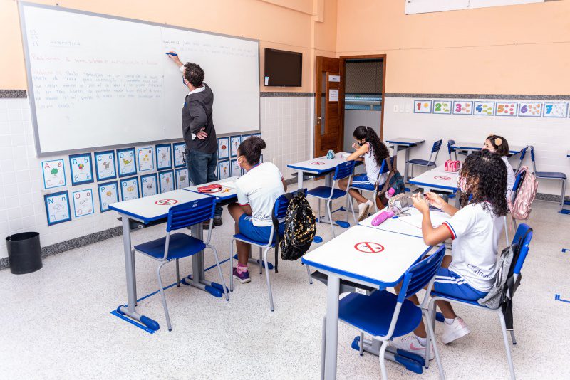 Em Vitória Profissionais da Educação recebem progressão