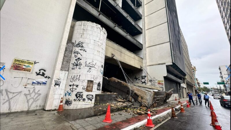 Marquise do antigo prédio da Caixa Econômica desaba no Centro de Vitória