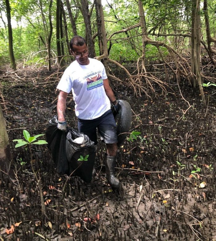 Ação de limpeza retira 2 toneladas de resíduos no manguezal de São Pedro