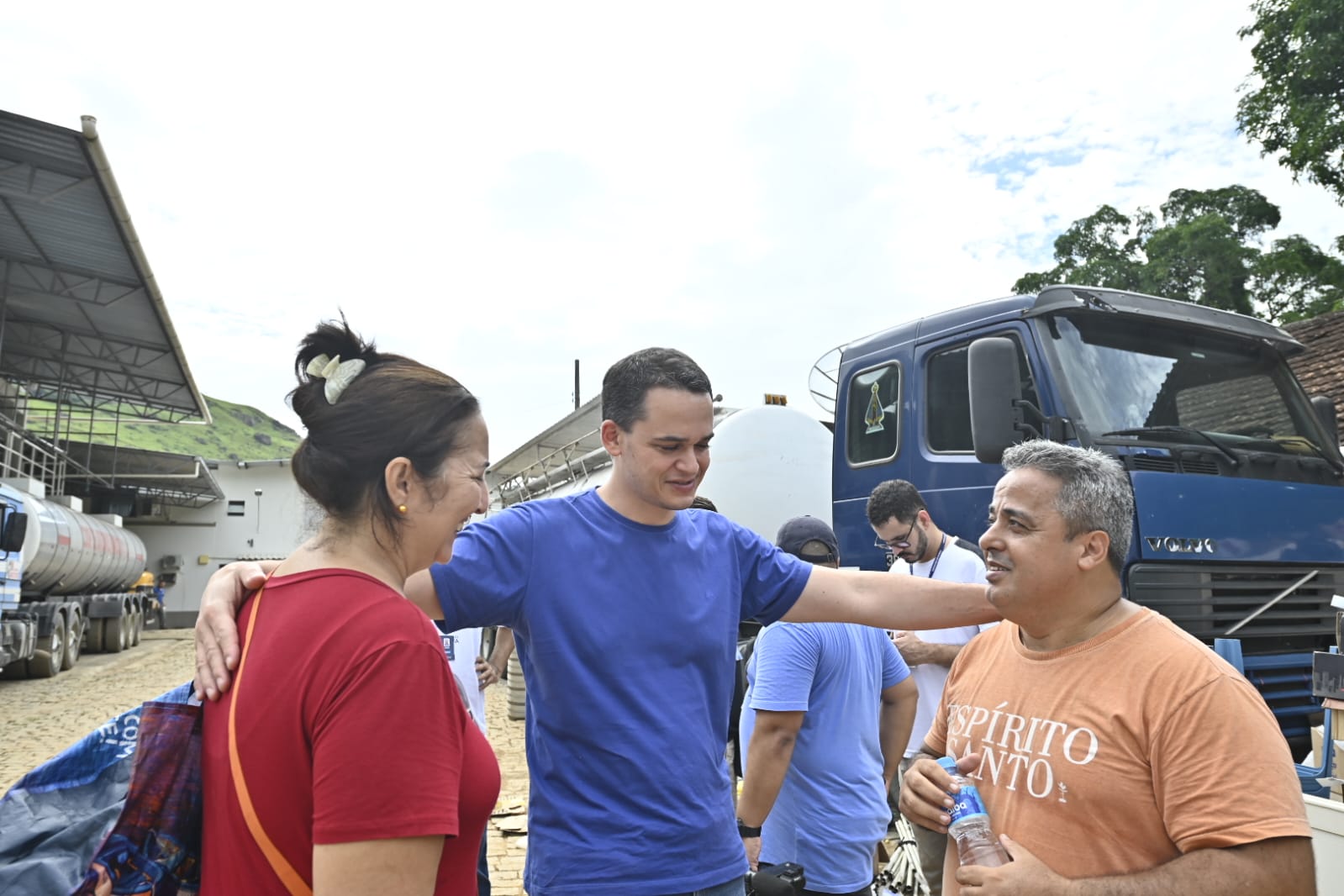 Pazolini distribui ajuda às vítimas das chuvas em Mimoso durante visita