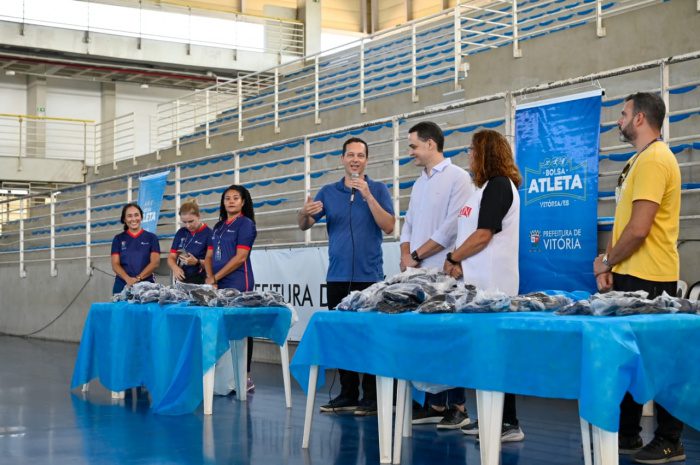 Emoção e gratidão: Pazolini participa da entrega dos novos uniformes do projeto Pé de Moleque