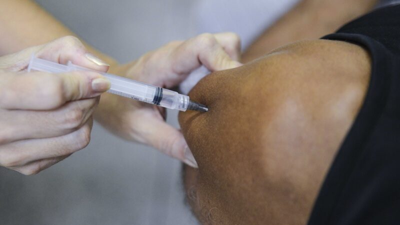 Vitória abre mais de 3 mil vagas para vacinação contra a gripe e dengue