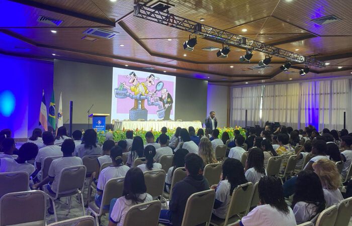 Mais de 200 estudantes de Vitória participam de palestra sobre cidadania