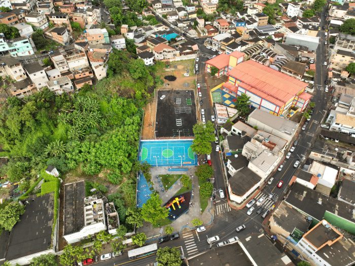Obra do campo de grama sintética em Gurigica está a todo vapor