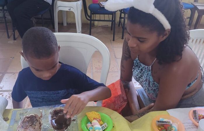 Oficina de chocolate leva alegria a crianças e famílias de Consolação