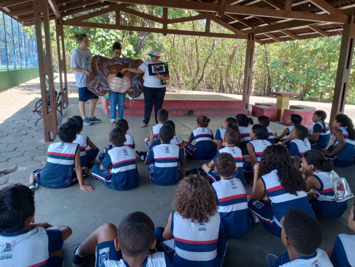 Estudantes participam de atividades educativas sobre o meio ambiente