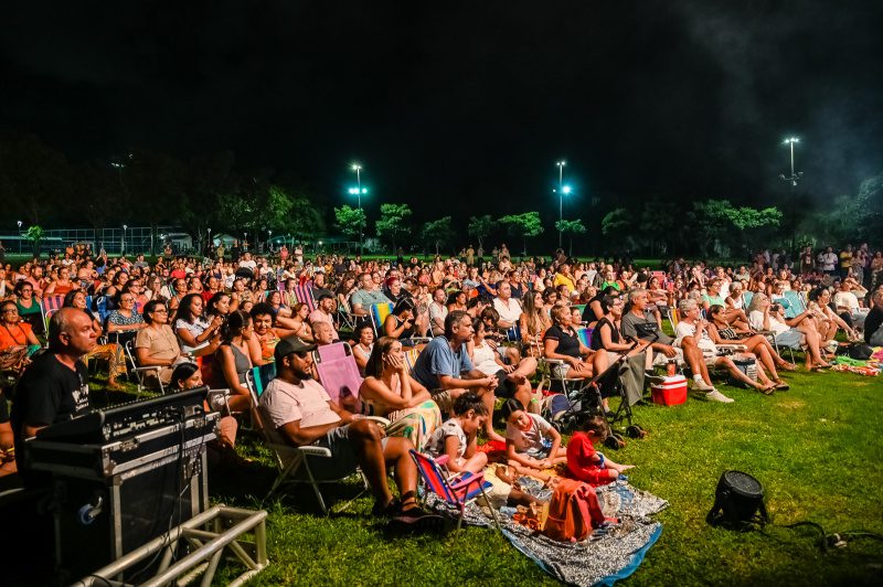 Domingo com Filho: Pedro Mariano emociona público no parque Pedra da Cebola