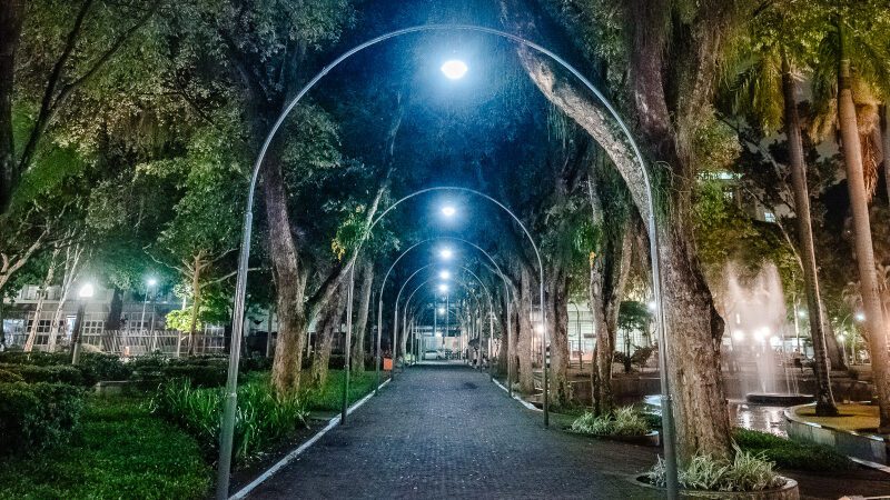 Arcos históricos do Parque Moscoso são revitalizados e ganham novas luminárias