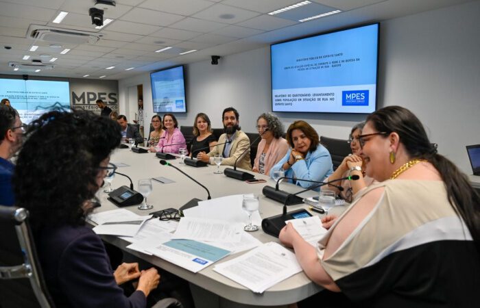 Vitória adere a acordo que garante curso de graça para população de rua