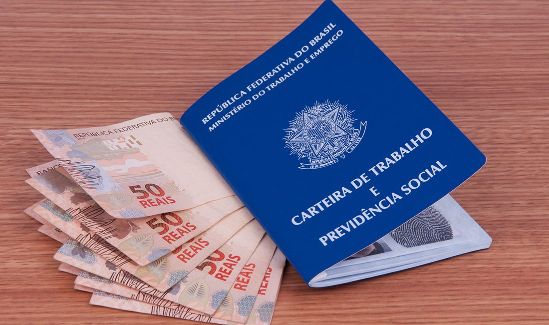 Confira se vale a pena pegar empréstimo consignado para CLT