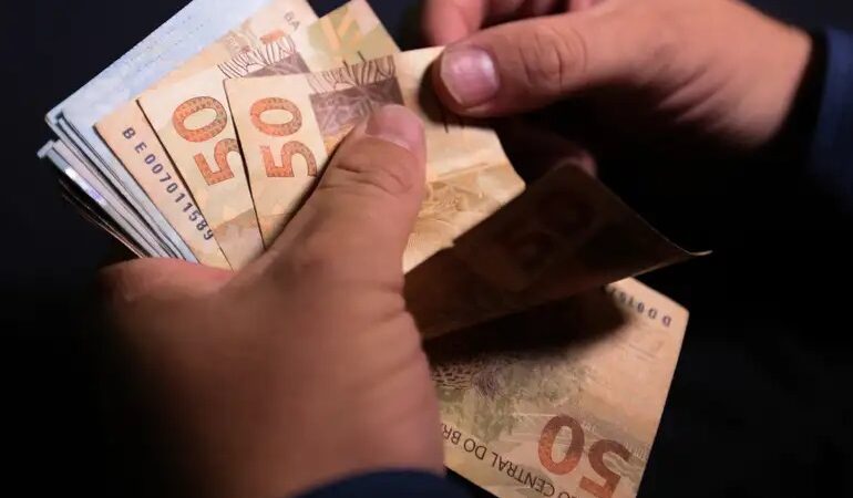 Empréstimo consignado para CLT começa hoje (21/03): tire suas dúvidas
