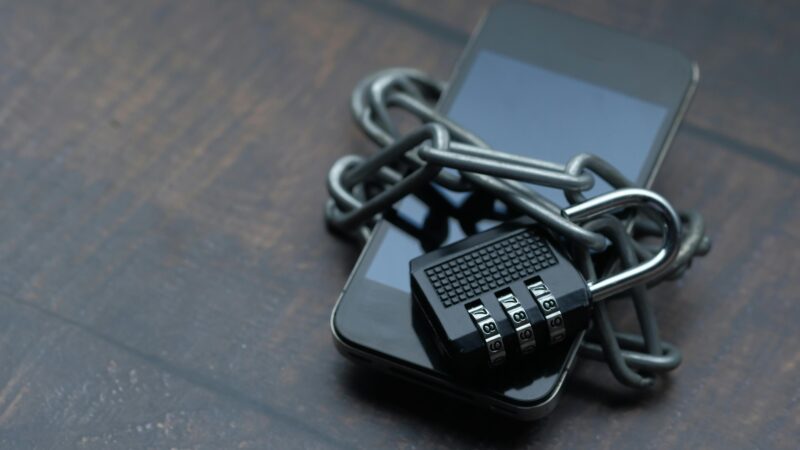 Dicas para proteger seu celular no Carnaval e o que fazer se for roubado