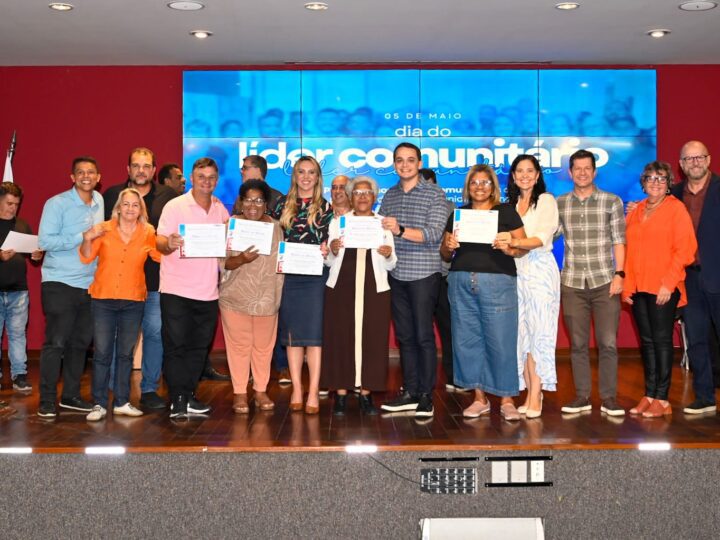 Pazolini homenageia líderes comunitários: representantes dos bairros da capital recebem reconhecimento