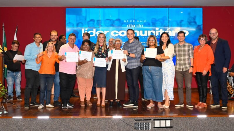 Pazolini homenageia líderes comunitários: representantes dos bairros da capital recebem reconhecimento