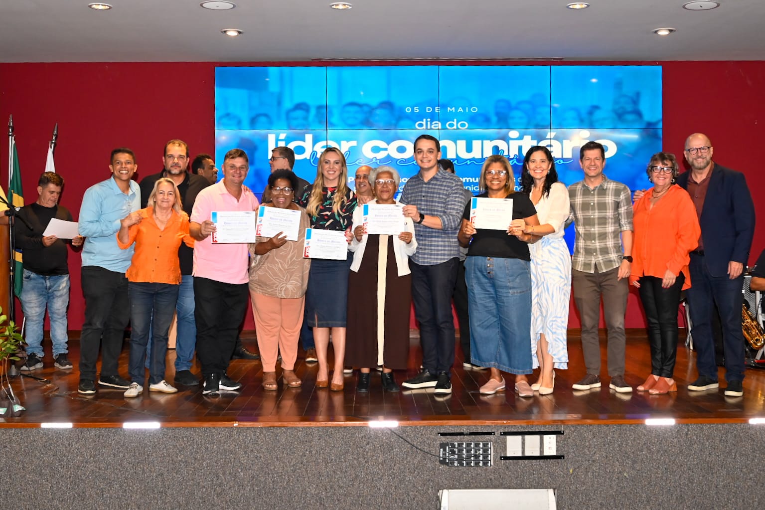 Pazolini homenageia líderes comunitários: representantes dos bairros da capital recebem reconhecimento
