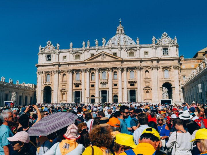 Fumaça branca anuncia que novo Papa foi escolhido