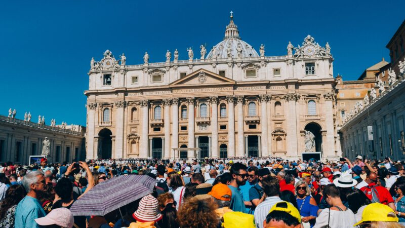Fumaça branca anuncia que novo Papa foi escolhido
