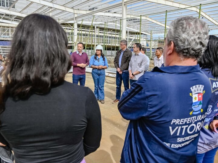 Pazolini e Evair de Melo visitam obra de cobertura das quadras do Tancredão seguem a todo vapor