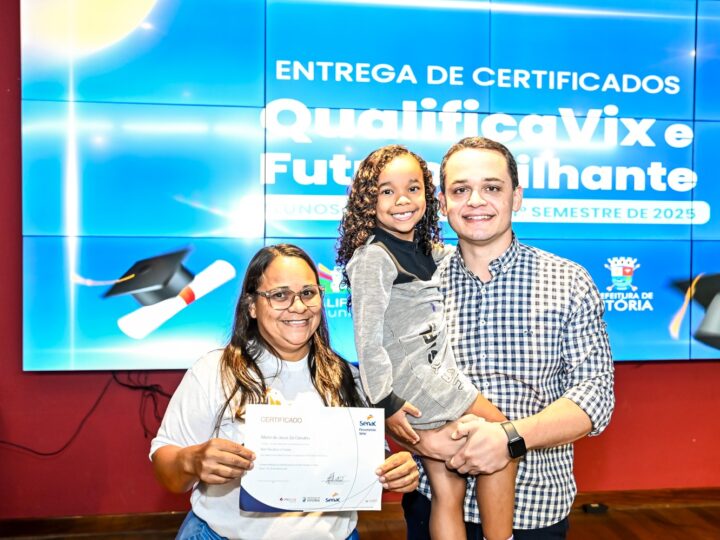 Oportunidades que transformam: Pazolini entrega certificados de qualificação a alunos do QualificaVix e Futuro Brilhante