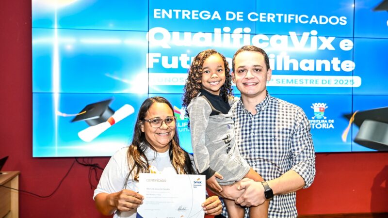 Oportunidades que transformam: Pazolini entrega certificados de qualificação a alunos do QualificaVix e Futuro Brilhante