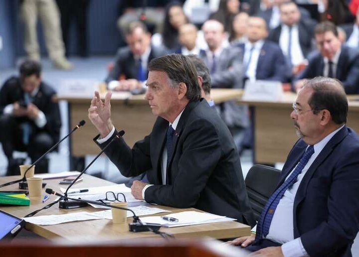 Bolsonaro chama apoiadores de intervenção militar de “malucos”