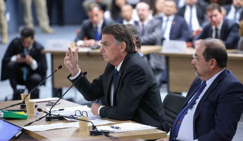 Bolsonaro chama apoiadores de intervenção militar de “malucos”