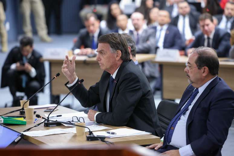 Bolsonaro chama apoiadores de intervenção militar de “malucos”