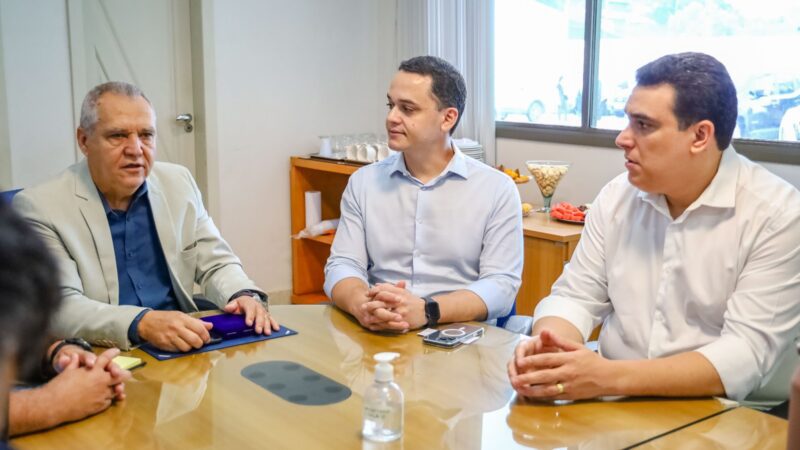 Prefeito de Vitória recebe Medalha e Certificado de Honra ao Mérito da Aspomires