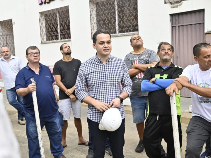 Pazolini e lideranças comunitárias visitam obras da nova EMEF São Vicente de Paulo no centro de Vitoria