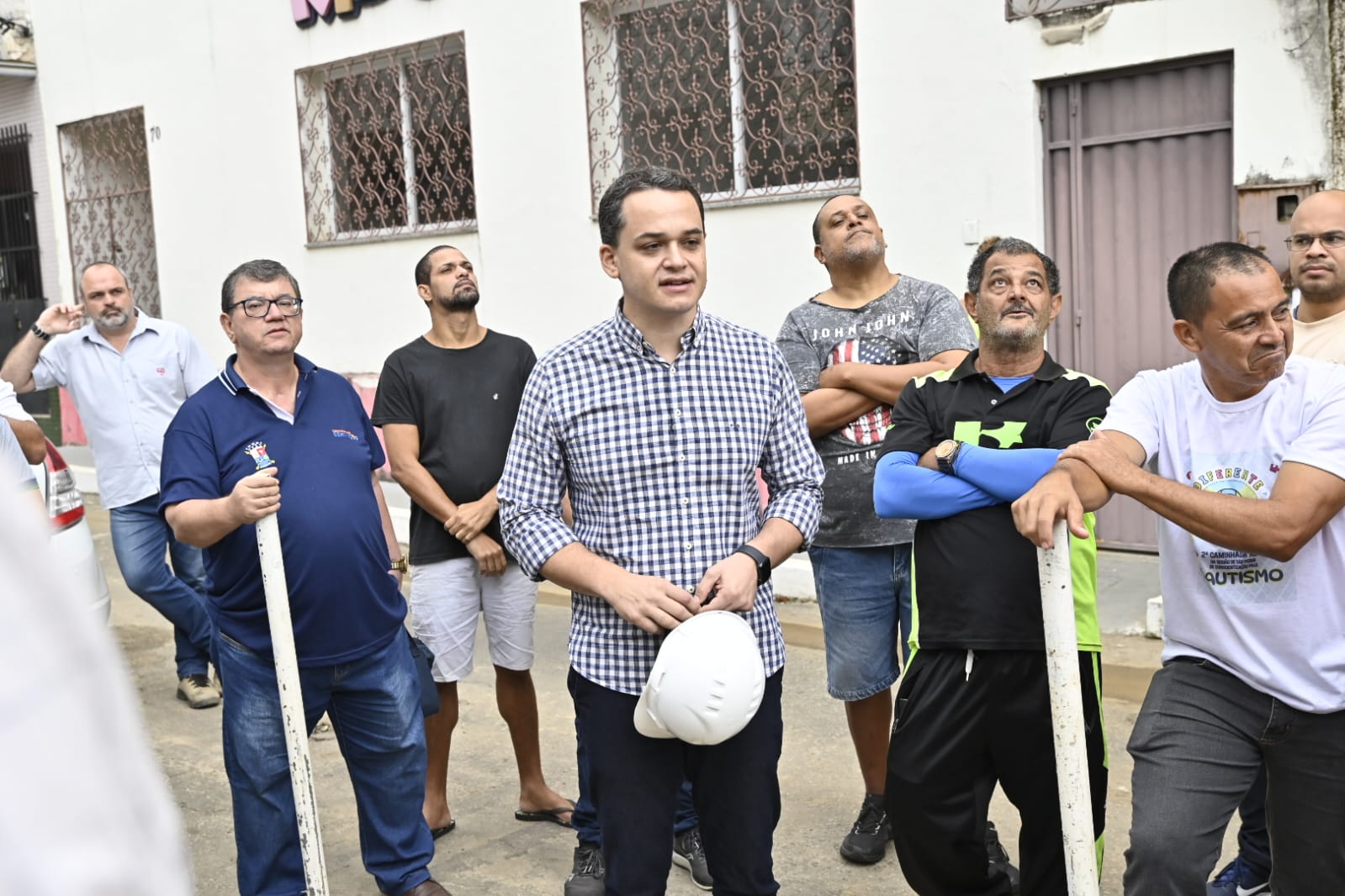 Pazolini e lideranças comunitárias visitam obras da nova EMEF São Vicente de Paulo no centro de Vitoria