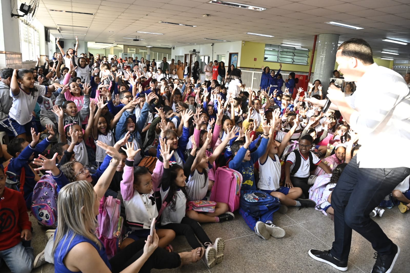 Pazolini acompanha volta às aulas nas escolas de Vitória