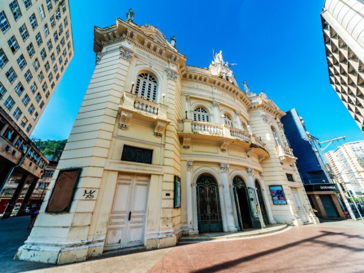 Theatro Carlos Gomes entra na fase final de restauração e resgata cor original