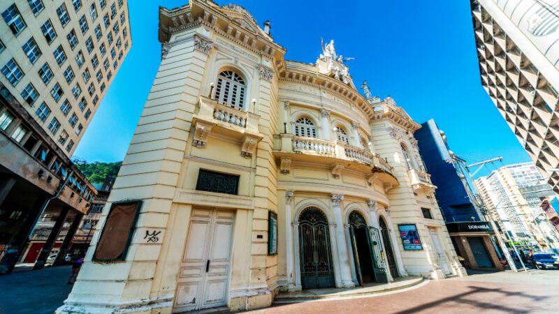 Theatro Carlos Gomes entra na fase final de restauração e resgata cor original