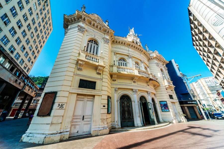Theatro Carlos Gomes entra na fase final de restauração e resgata cor original