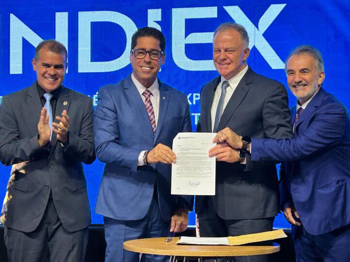 Presidente da Ales recebe prêmio do Sindiex por contribuição ao comércio exterior