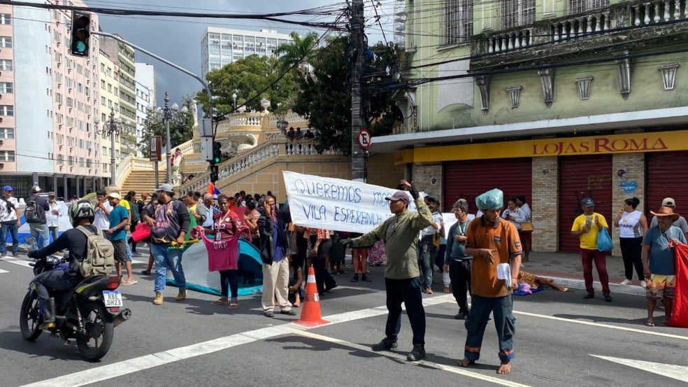 Manifestantes de ocupação protestam pelo segundo dia em frente ao Palácio Anchieta